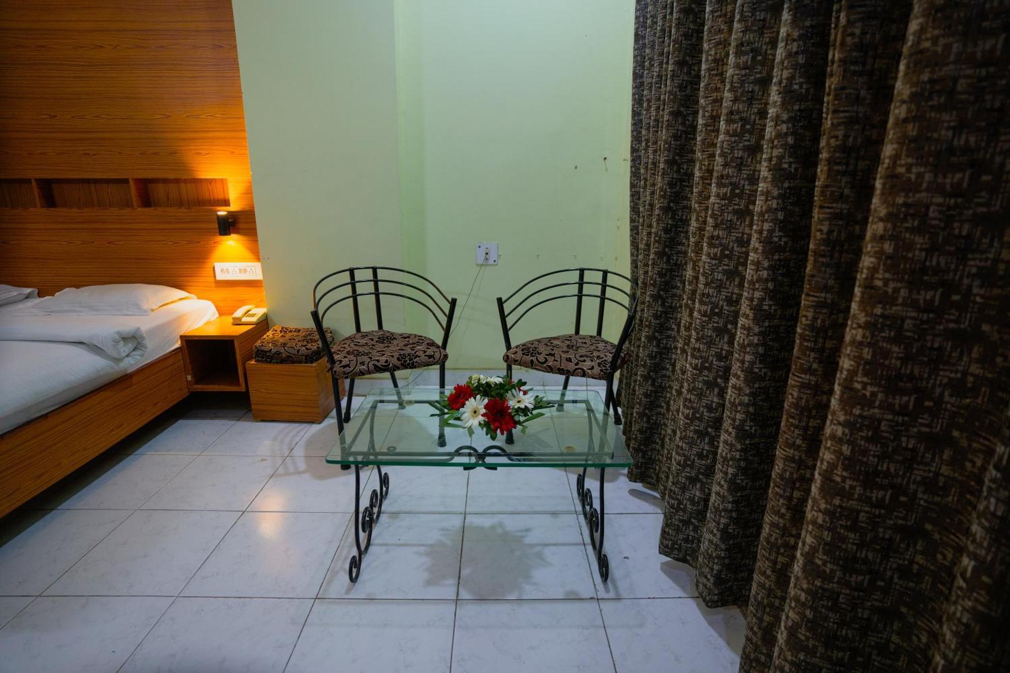 Hotel Girdhar Mahal Indore Exterior photo