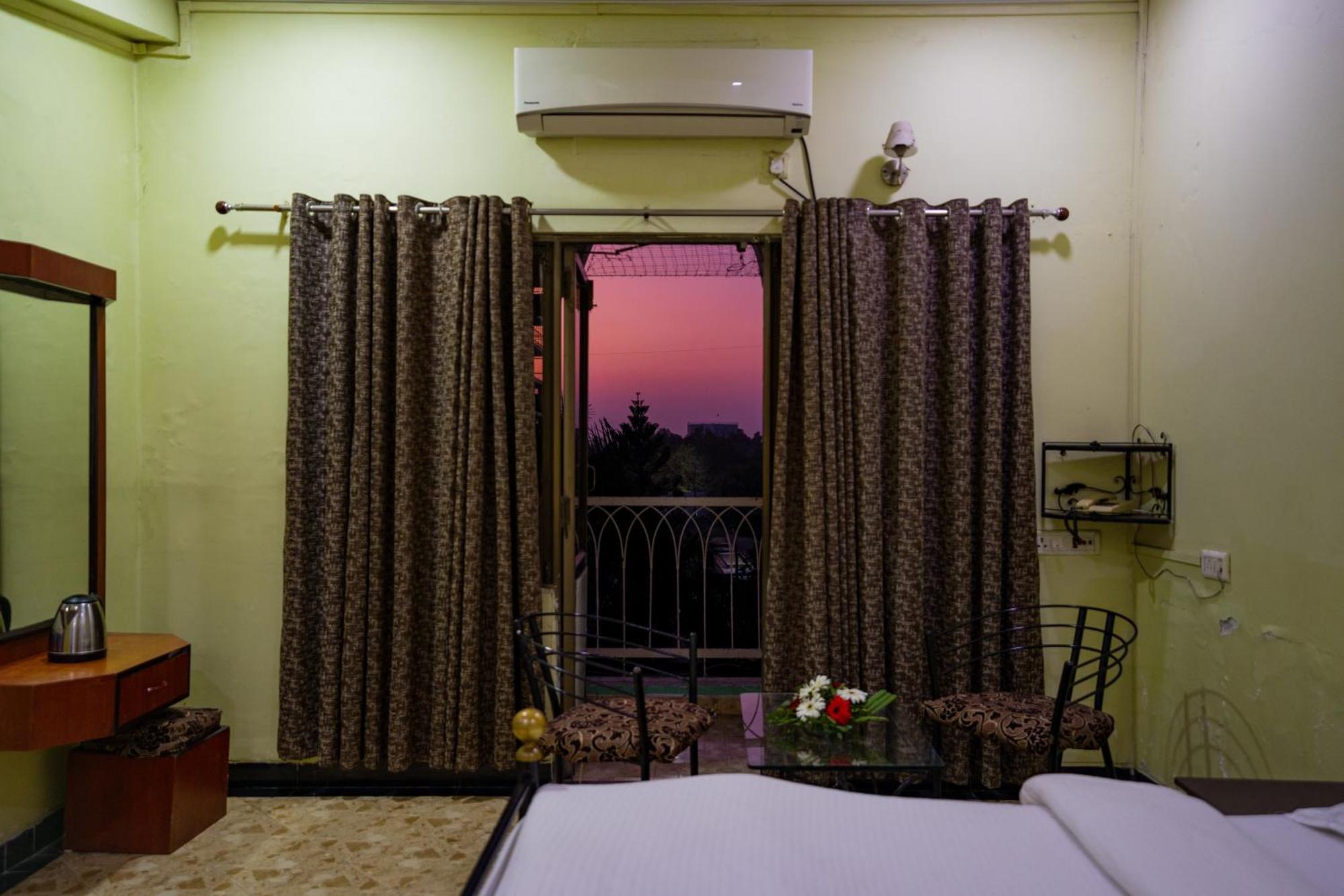 Hotel Girdhar Mahal Indore Exterior photo